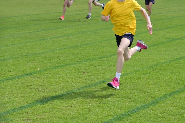 Groupe Coureurs Méconnaissables Courir Vite Sur Piste Course Herbe Extérieur — Photo