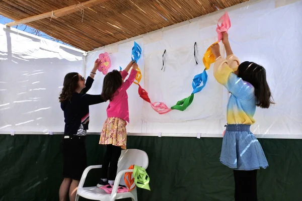 Família Judaica Mãe Duas Filhas Decorando Interior Uma Sukkah Cabana Imagem De Stock