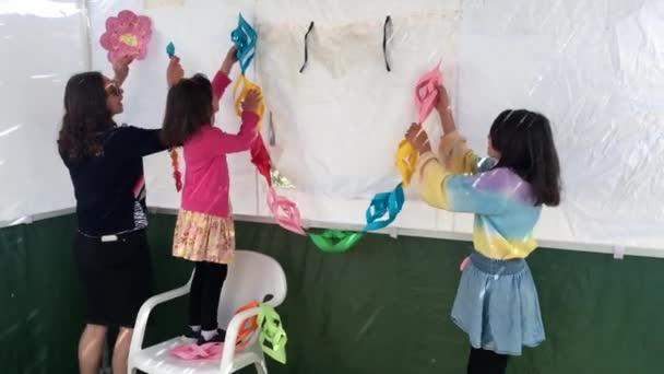 Família Judaica Mãe Duas Filhas Decorando Interior Uma Sukkah Cabana — Vídeo de Stock