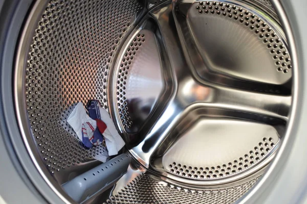 Par Meias Velhas Deixadas Dentro Uma Máquina Lavar Roupa Escapando — Fotografia de Stock
