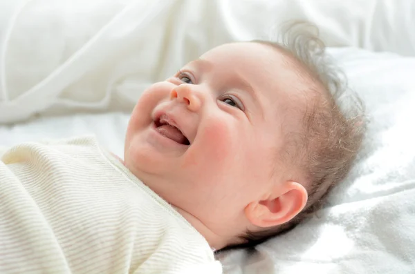 Volto di un neonato sorridere — Foto Stock