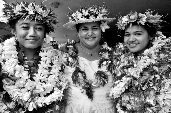 Pacific Islander femmes couvertes de haut de fleur — Photo