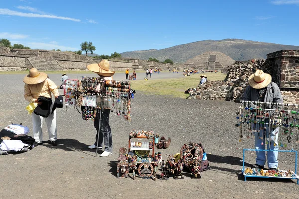 Messicani che vendono merci a Teotihuacan — Foto Stock