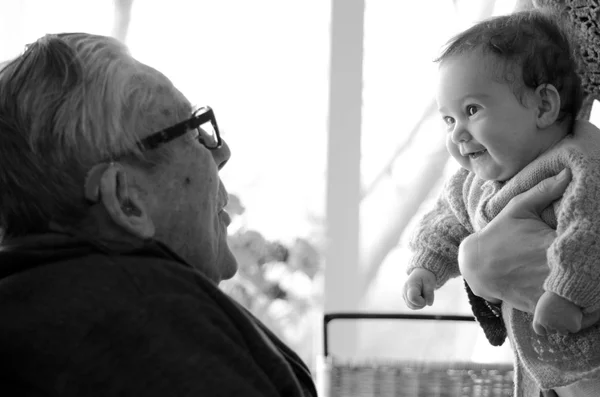 Granddad plays with grandchild — Stock Photo, Image