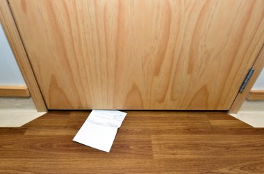 Kapının altından kayıp ileti