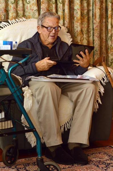 Старик работает с ноутбуком — стоковое фото