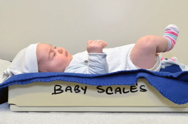 Newborn baby been examined on the balance — Stock Photo, Image