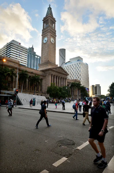 Трафік поблизу Brisbane City Hall — стокове фото