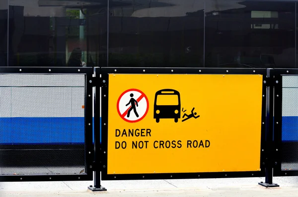 Niebezpieczeństwo czy nie cross road — Zdjęcie stockowe