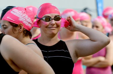 Avustralyalı kadınlar pembe triatlon katılmak.
