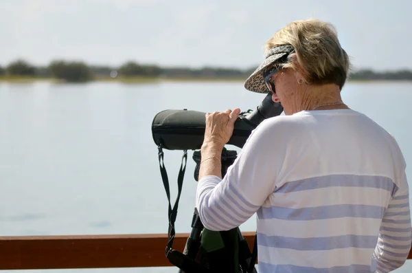 Reife Frau beim Vogelbeobachten — Stockfoto