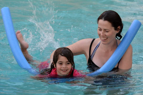 Mutter bringt ihrem Kind Schwimmen bei — Stockfoto