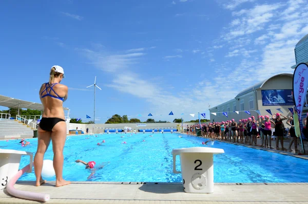 Australische vrouwen deelnemen aan Triathlon roze. — Stockfoto