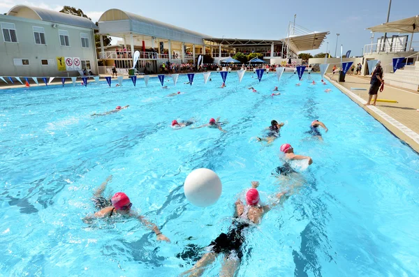 Mulheres australianas participam do Triathlon Pink . — Fotografia de Stock