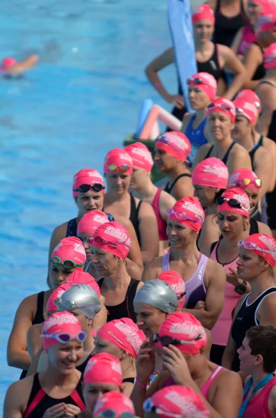Australische vrouwen deelnemen aan Triathlon roze. — Stockfoto