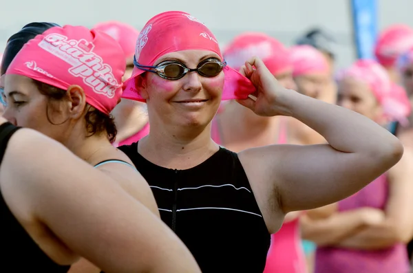 Australische vrouwen deelnemen aan Triathlon roze. — Stockfoto