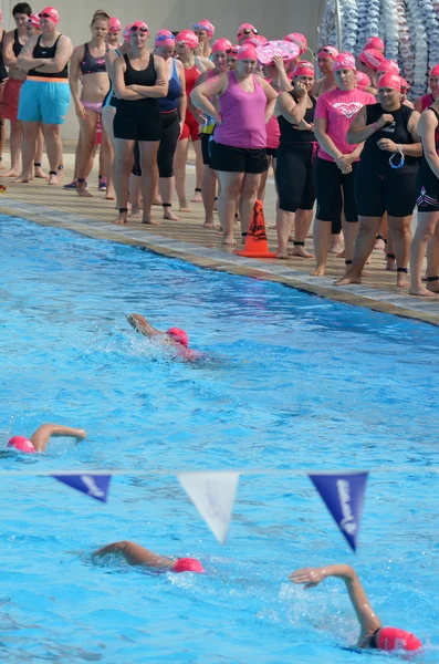 Le donne australiane partecipano al Triathlon Rosa . — Foto Stock