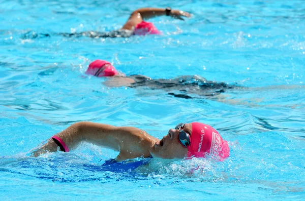 Mujeres australianas participan en el Triatlón Rosa . — Foto de Stock