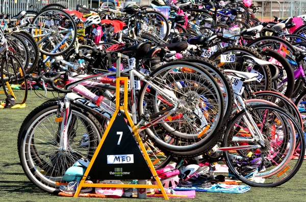 Beaucoup de vélo lors d'une compétition de triathlon — Photo