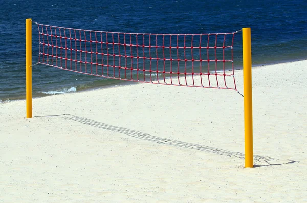 Волейбольна мережа на пляжі — стокове фото