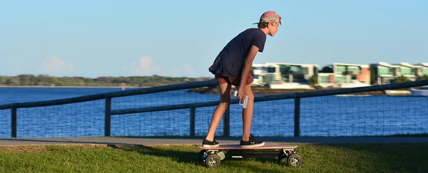 Young man rid on motorized skateboard — Stock Photo, Image