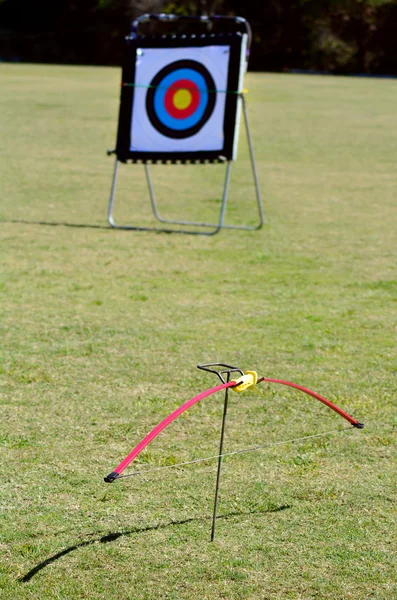 Archery bow and a target — Stock Photo, Image