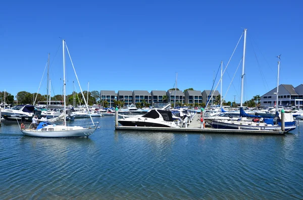 Barcos amarração em Runaway Bay Marina — Fotografia de Stock