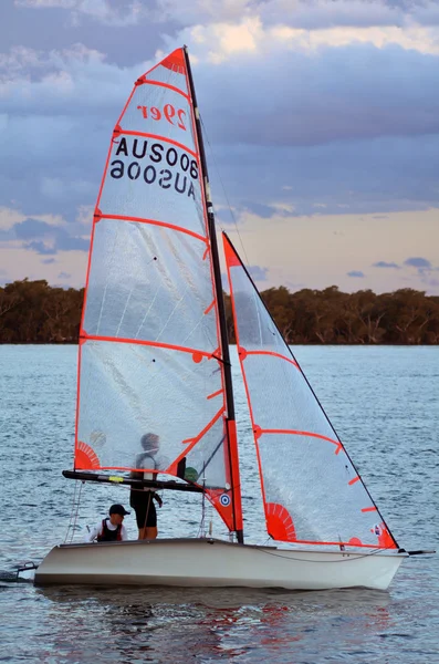 La jeunesse australienne apprend à naviguer — Photo