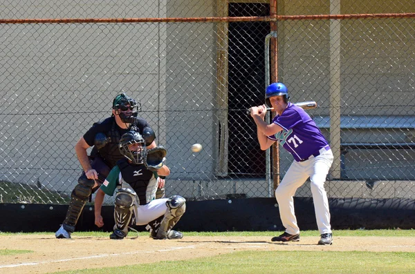 Men play baseball in the park — Stock Photo, Image