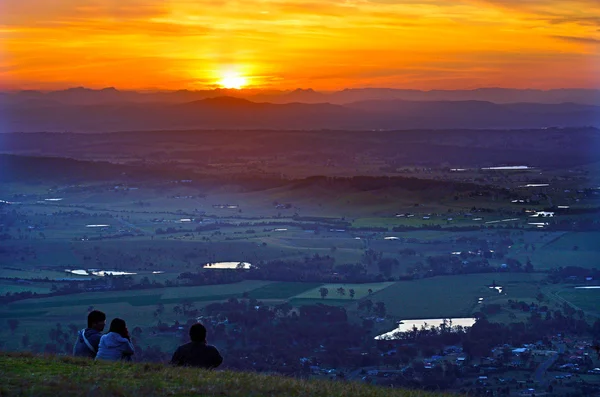 Los viajeros miran el atardecer desde el Monte Tamborine — Foto de Stock