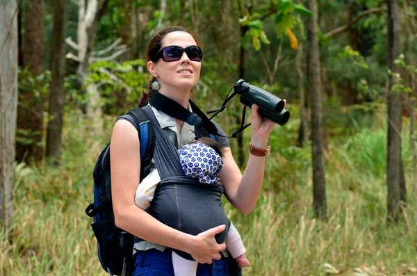 Mother hike with her infant baby — Stock Photo, Image