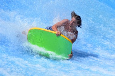 Adam binmek bir sörf tahtası üzerinde Flowrider