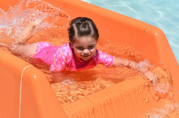 Child play with water in water park — Stock Photo, Image