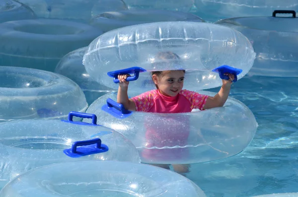 Juego del niño con los tubos interiores claros inflables — Foto de Stock
