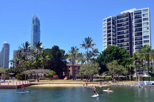 Leute paddeln brett in gold coast queensland australia — Stockfoto