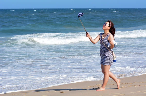 Mujer tomar foto selfie — Foto de Stock