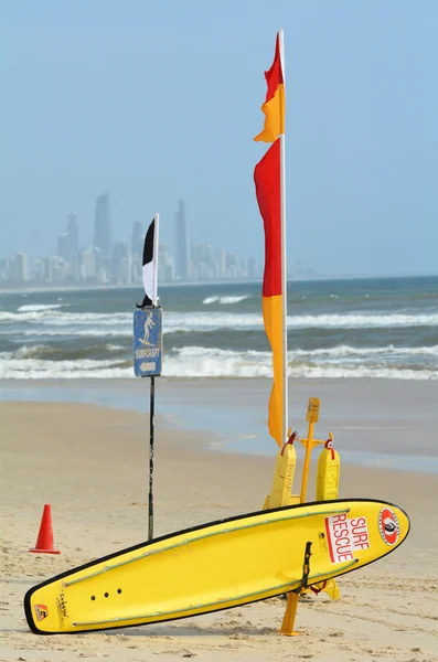 Salvaguardas australianas Bandeiras e equipamentos de segurança na praia — Fotografia de Stock