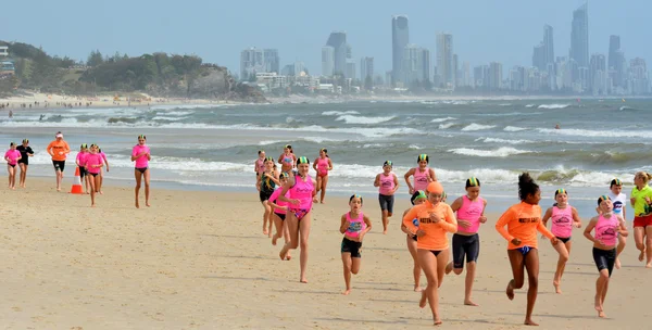 I giovani australiani corrono sulla spiaggia — Foto Stock
