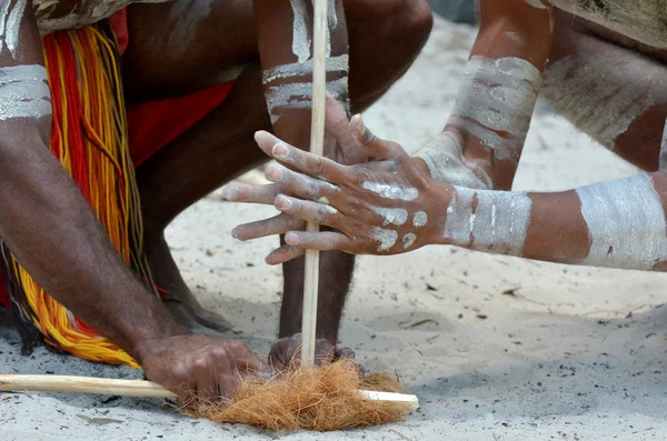 Guerreros hombres demuestran fuego haciendo artesanía —  Fotos de Stock