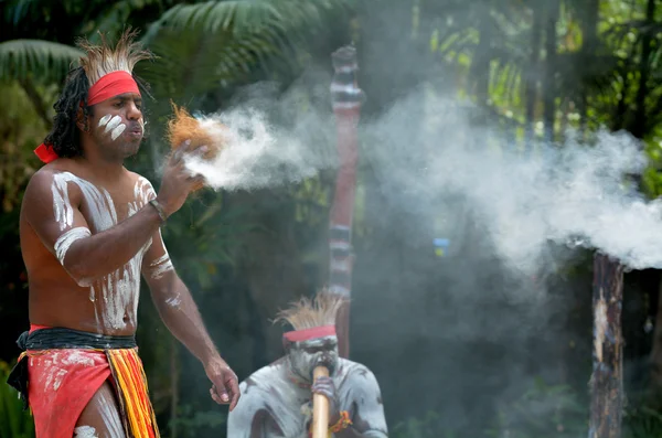 Yugambeh Aboriginal warrior demonstrate  fire making craft — Stock Photo, Image