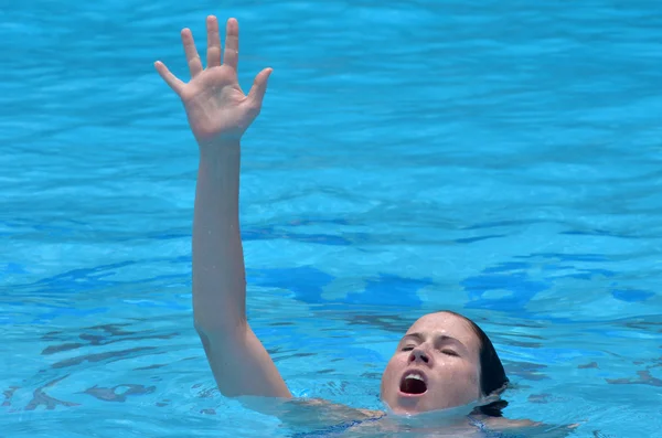Mujer ahogándose en una piscina — Foto de Stock