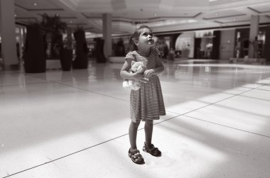 Küçük kız bir alışveriş merkezinde kayıp