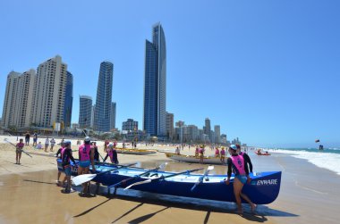 Gold Coast Queensland Avustralya üzerinde sörf rowers