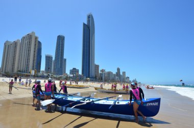Gold Coast Queensland Avustralya üzerinde sörf rowers