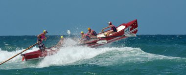 Gold Coast Queensland Avustralya üzerinde sörf rowers
