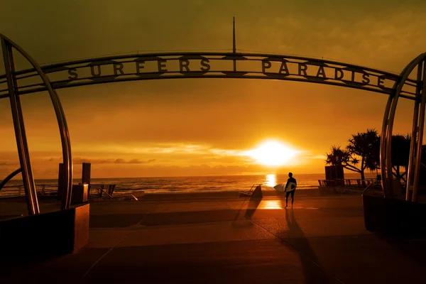 サーファーの楽園ゴールドコースト クイーンズランド オーストラリアのサーファー — ストック写真