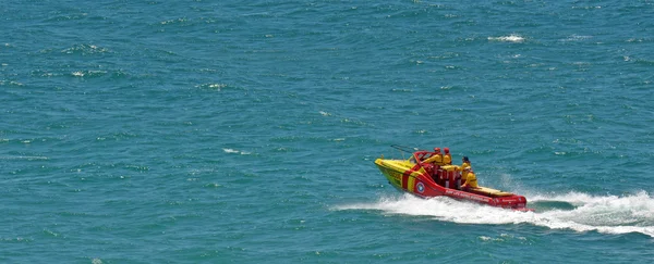 Австралийские спасатели в Квинсленде — стоковое фото