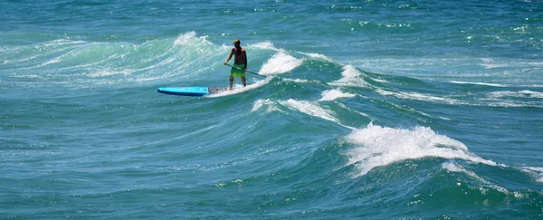 Mann beim Stand Up Paddling im Surferparadies — Stockfoto