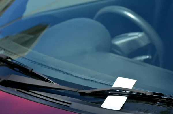 Parking ticket on car windscreen — Stockfoto