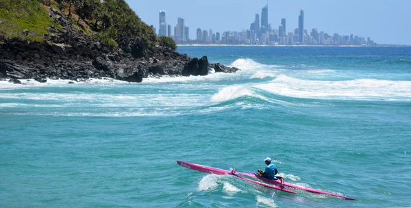 L'uomo in canoa in Surfers Paradise — Foto Stock